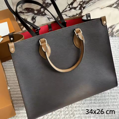 2025年新款女士時尚手提包，尺寸34×26厘米，隱藏式肩帶設計，可用作斜挎包或手提包，方便攜帶。
